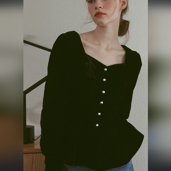 Voca Vaca velvet like blouse with pearl colored buttons on the front and sleeves - Picture 4 of 4